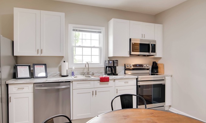 Bowling Green Cottage | Hilltopper Convenience: Modern Duplex Near WKU