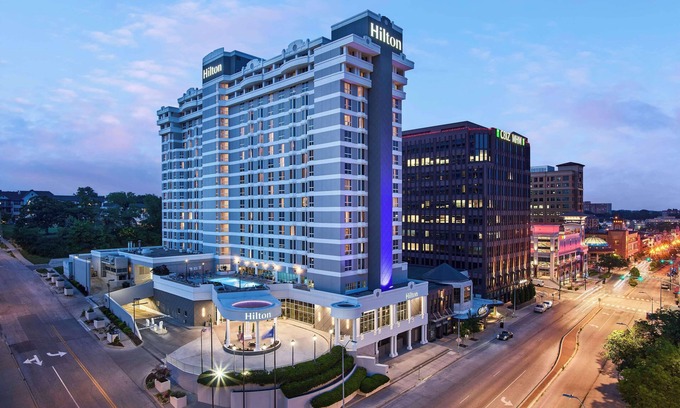 Country Club Plaza Area Hotel | Hilton Kansas City Country Club Plaza