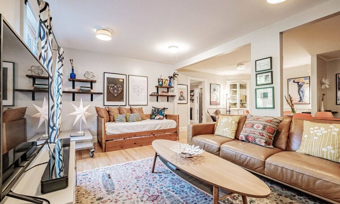 East End Apartment | Hip & Luxurious Garden Retreat for Families, Foodies & Adventurers