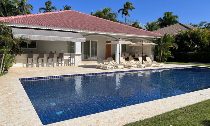Urbanizacion Tavarez Villa | Hispaniola 4 Bedrooms 5 Baths Pool Outdoor Bar AC Walk to Beach & Restaurants