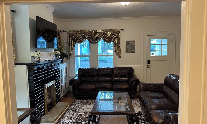 Brookhaven House | Historic 3-bedroom house with AC in charming Brookhaven