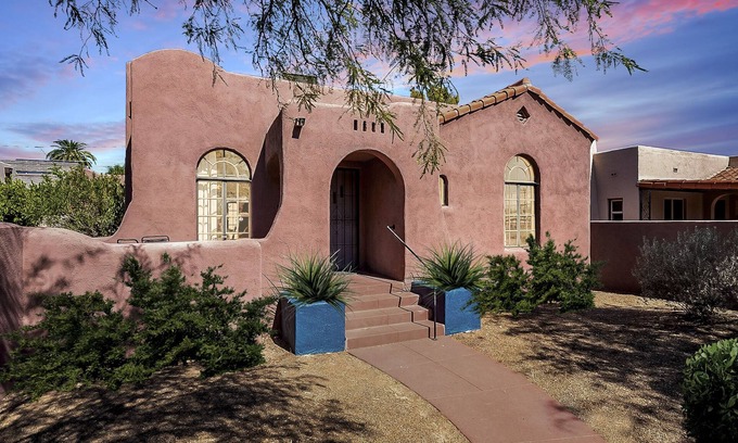 Sam Hughes House | Historic 3BD/2BA Bungalow Steps From the UA w/Yard - Low Summer Rates! 🏡