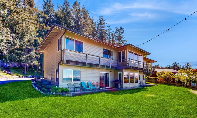 Lopez Island House | Historic bayfront home with amazing view, fireplaces, & large yard - 2 dogs OK