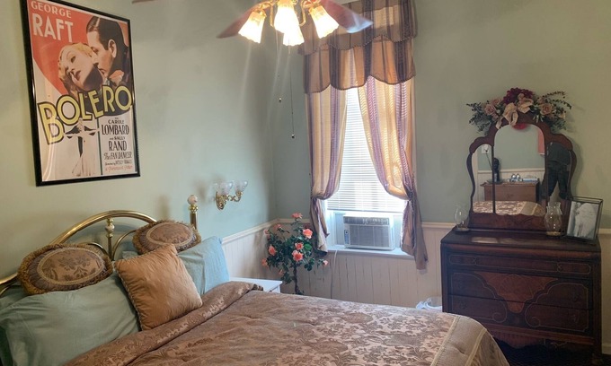 Osceola Hotel | Historic Commercial Hotel (Est.1868) Sally Rand Suite