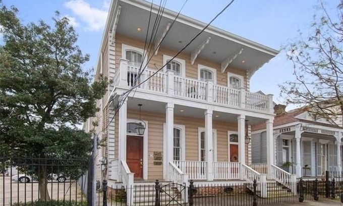 Faubourg Lafayette Condo | Historic Condominium Steps Away from St Charles Ave and Mardi Gras Parade Route