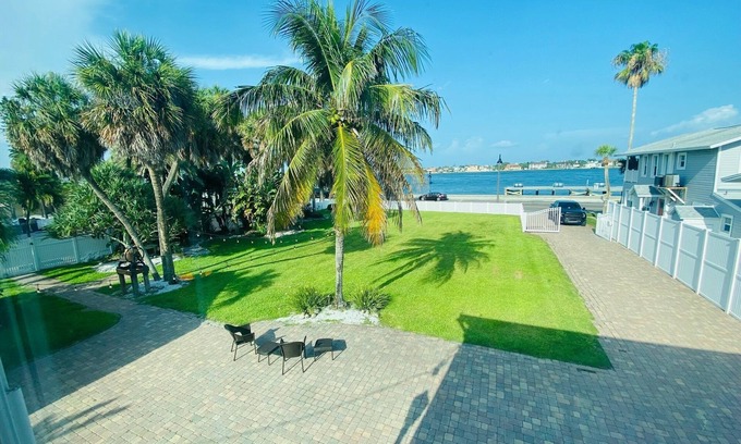 Pass-a-Grille Historic District Apartment | Historic Downtown Pass A Grille Beach 15K Sq Ft!