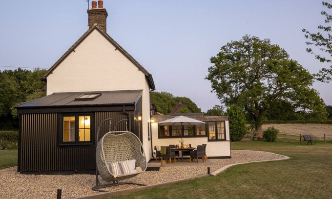 Plumpton Green Apartment | Historic Farmhouse Retreat |South Downs |Sleeps 8