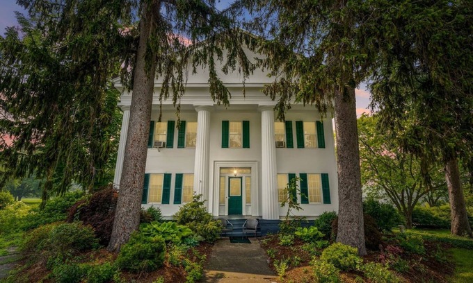 Trumansburg House | Historic FLX Colonial | 20 mins to Ithaca | Pond