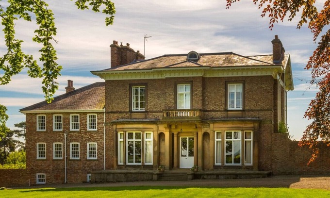 Tadcaster House | Historic Hall Wing nr York & Leeds + free Hot tub!
