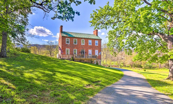 Fishers Hill House | Historic 'Hammond House' w/Wine Country View!