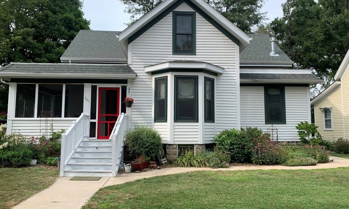 Northfield Cottage | Historic Home By Carleton College; Perfect for Visiting Families & Faculty