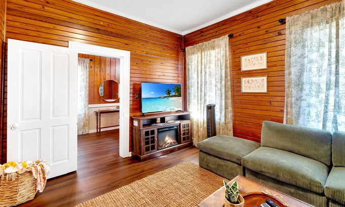 Southeast Pensacola House | Historic Home Near Downtown Pensacola - Only 8.8 Miles To The Beach!