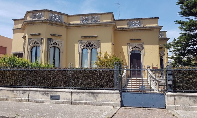Carpignano Salentino Villa | Historic villa with frescoes and garden