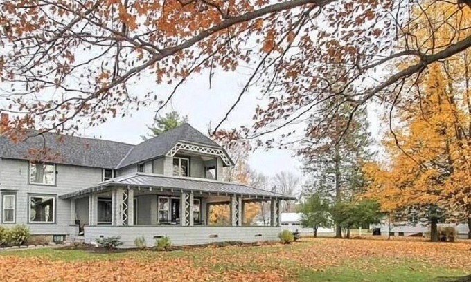 Melrose Park House | Historic Lake Front Home