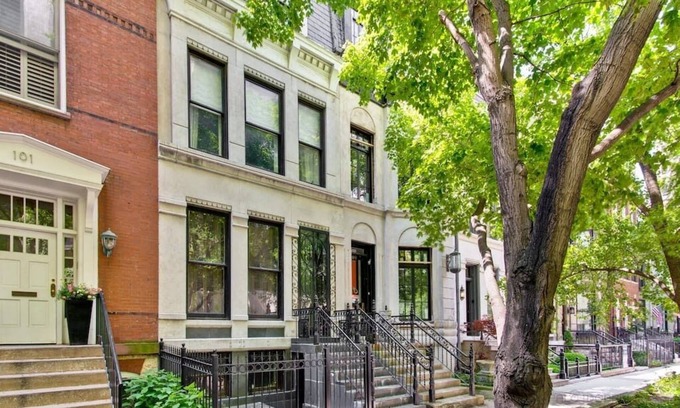 Gold Coast House | Historic luxury townhouse on Chicago's Gold Coast