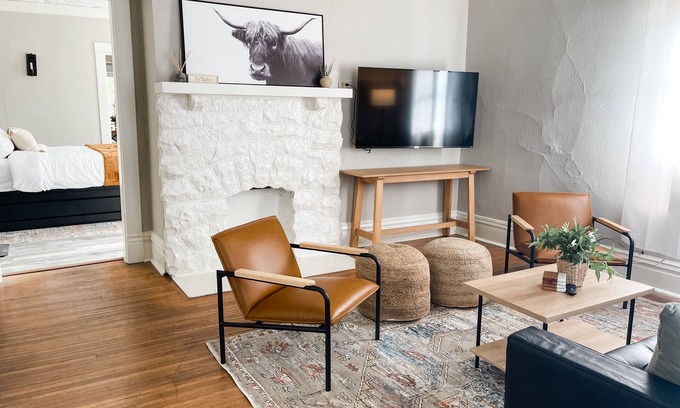 East Midtown Apartment | Historic Midtown Charmer With Tons Of Natural Light, Walk To Everything!