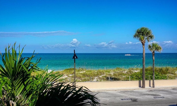 Pass-a-Grille Historic District House | Historic Pass-A-Grille Beach Club Gulf Way Pool