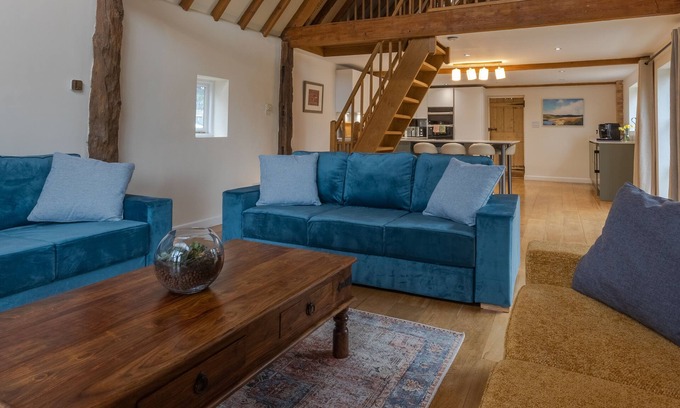 Godmanchester House | Historic Riverside Retreat ~ Walk to Pubs ~Garden