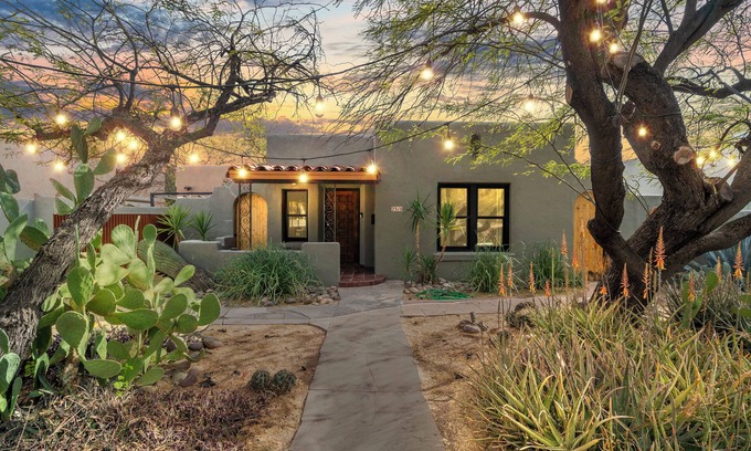 Sam Hughes House | Historic Sam Hughes house minutes to UofA & Gem Show!