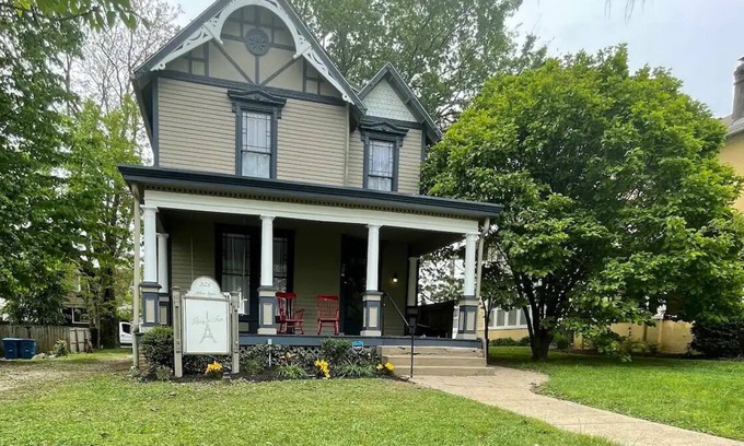 Shelbyville House | Historic Shelbyville, perfect location to enjoy Derby or the Bourbon Trail