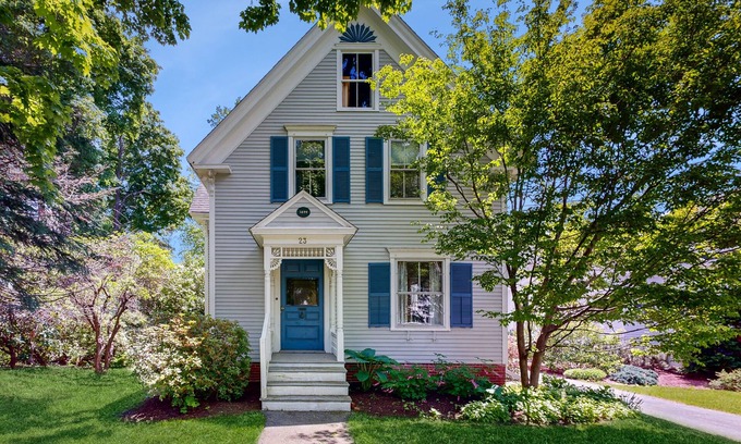 Camden House | Historic Victorian home - walk downtown, office, dog-friendly & washer/dryer