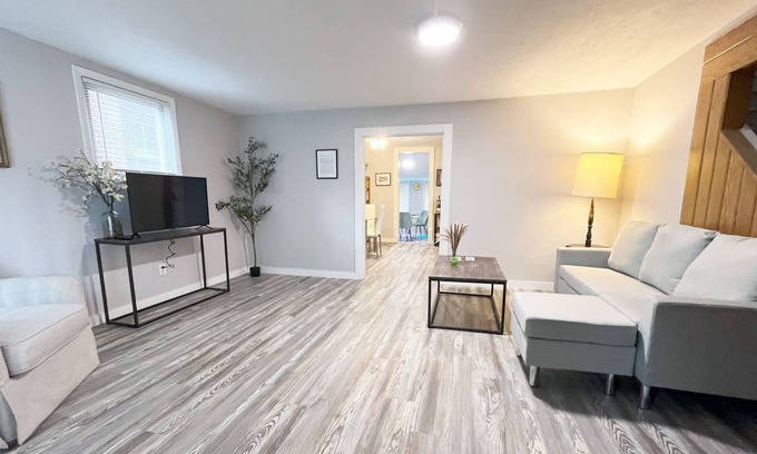 Cleveland Heights Apartment | Historical Updated Gem of Cleveland Heights - 2 Beds 2 Bath and a GAME ROOM