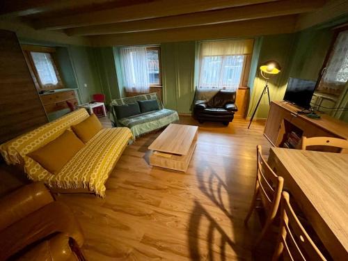Naters Apartment | Historische Maisonettewohnung bis 10 Gäste, Magic Pass Belalp, Rosswald und mehr