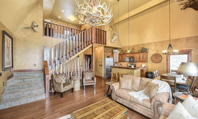 Deadwood Cabin | Hitchin Post - Access to Pool!