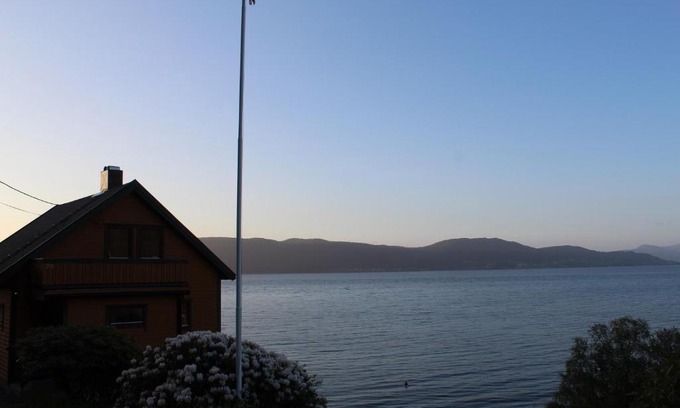 Andalsnes House | Hjelvikhytta - flott beliggenhet ved sjøen