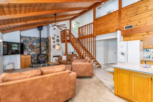Oakhurst House | Hodges Hill Hideout w/pool, spa, BBQ - Dog Friendly!