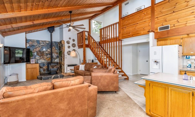 Oakhurst House | Hodges Hill Hideout w/pool, spa, BBQ - Dog Friendly!