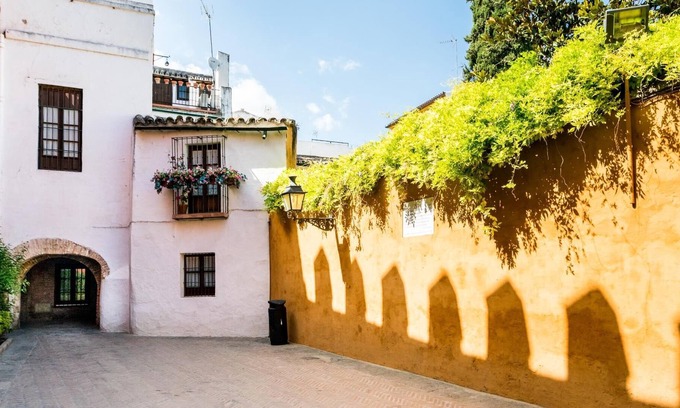 Santa Cruz Villa | Holi-Rent Historic House Next to the Alcázar.