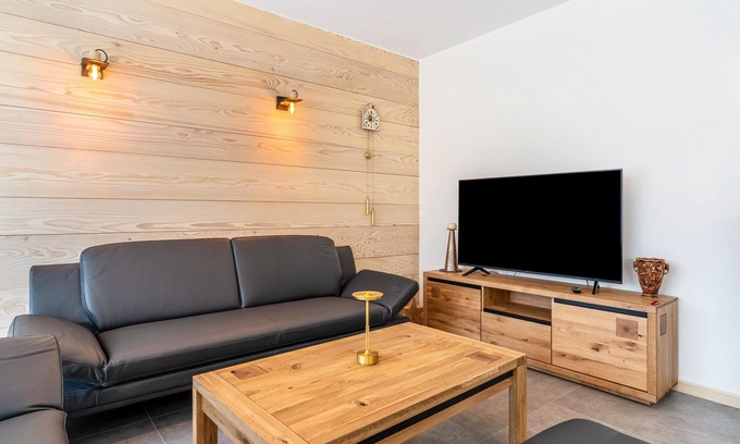 Zell am Harmersbach Apartment | Holiday Apartment 'Im Rosengarten 2' with Mountain View, Private Terrace and Wi-Fi