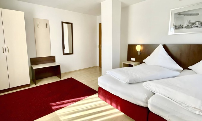 Waggershausen Apartment | Holiday Apartment 'Friedrichshafen' with Shared Garden, Balcony and Wi-Fi