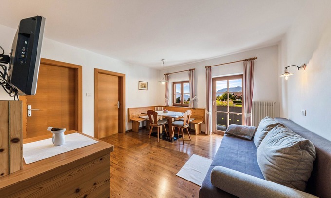 Fie allo Sciliar Apartment | Holiday Apartment "Florerhof Flieder" with Mountain View, Sauna, Wi-Fi & Garden