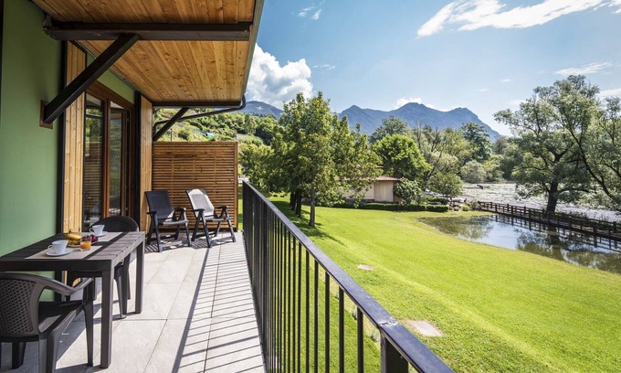 Carlazzo Apartment | Holiday Apartment "1" with Lake View, Shared Pool & Shared Garden