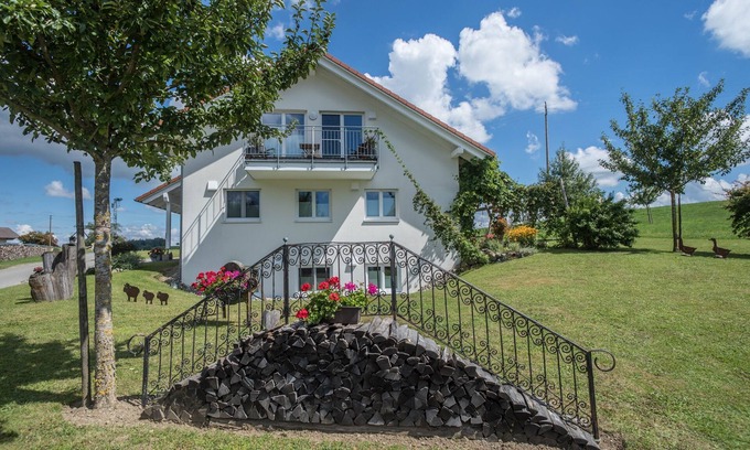 Neukirch Apartment | Holiday Apartment "Fichte" with Wi-Fi & Garden