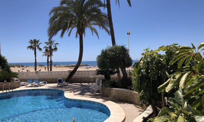 Calpe City Center Apartment | Holiday Apartment 'Front Line on the Beach' with Sea View, Swimming Pool, Garden & Wi-Fi