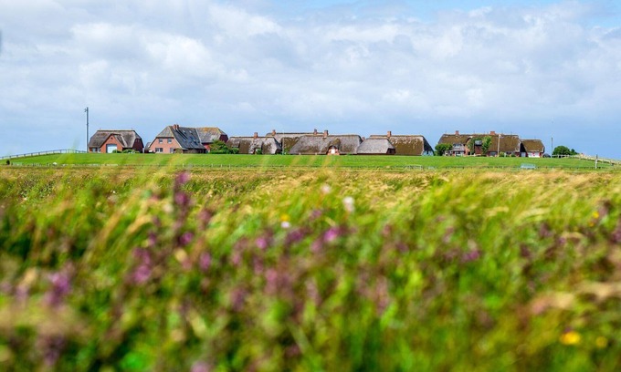 Langeneß Apartment | Holiday Apartment 'Haus Süderkamp' with Lake View and Wi-Fi