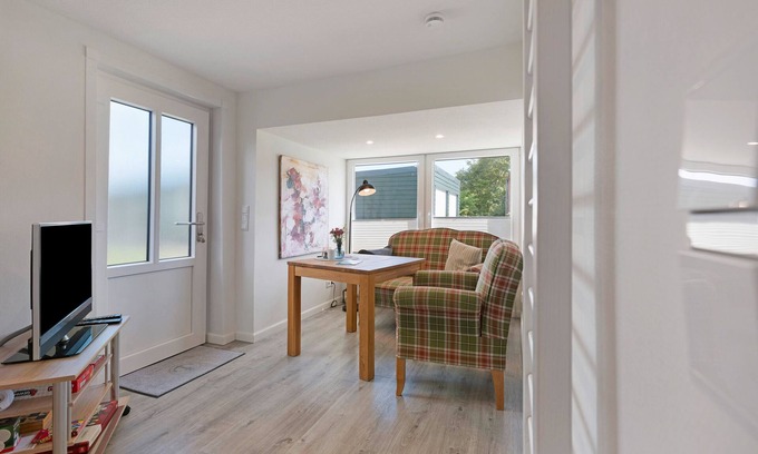 Ostersiel Apartment | Holiday Apartment 'Heinz Rolefs' with Shared Terrace, Communal Garden and Wi-Fi