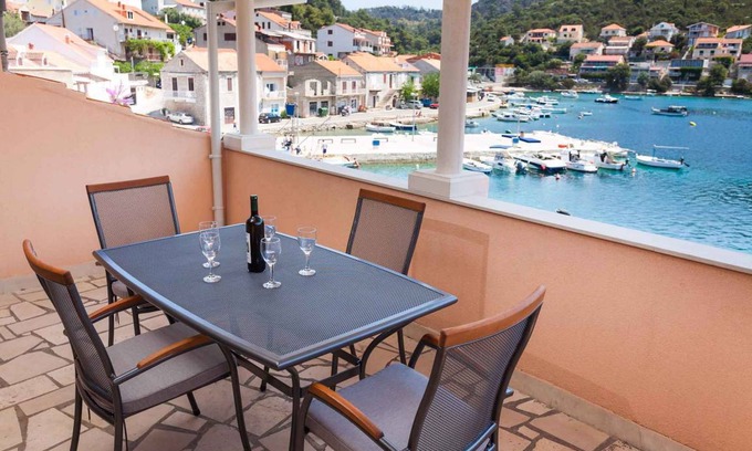 Smokvica Apartment | Holiday apartment with a sea view and terrace only 50 m from the beach