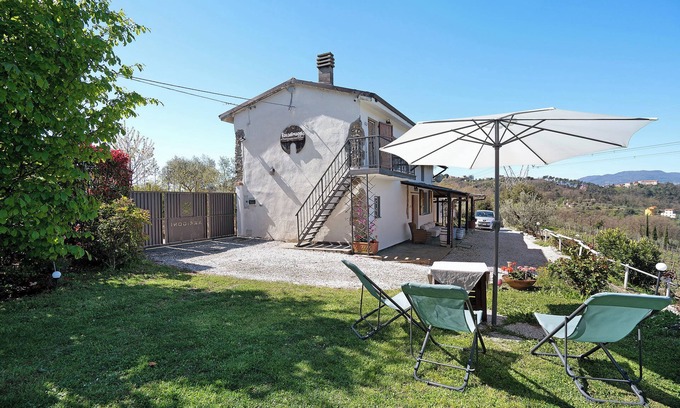 Arcola Apartment | Holiday Apartment "Rosadimaggio Camelia" with Garden & Wi-Fi