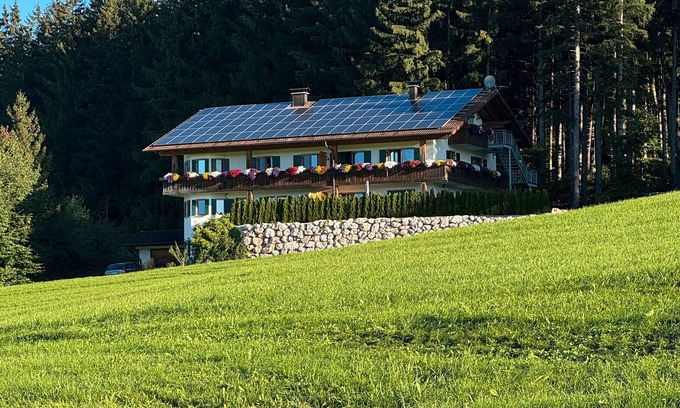 Friesenried Apartment | Holiday Apartment 'Sonnenstrahl' with Shared Garden, Balcony and Wi-Fi