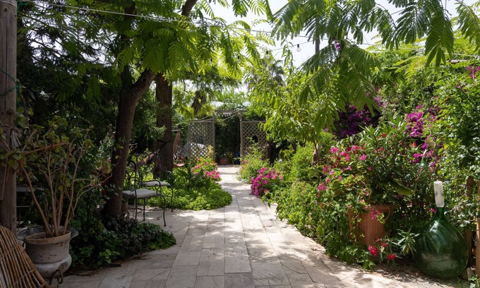 Giovinazzo Apartment | Holiday Apartment "Secret Garden" with Shared Garden & Wi-Fi
