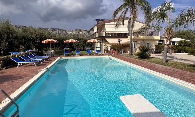 Syracuse Villa | Holiday Apartment Villa Ludovica, Swimming pool 6x12, padel field, Jacuzzi