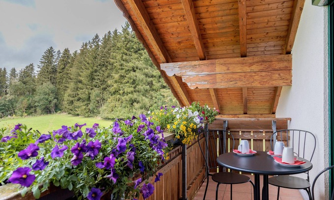 Friesenried Apartment | Holiday Apartment 'Waldblick' with Shared Garden, Balcony and Wi-Fi