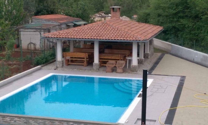 Vantacici Apartment | Holiday apartment with communal pool and air conditioning