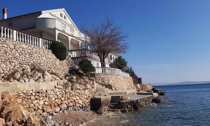 Baric Draga Apartment | Holiday apartment with air conditioning right on the water