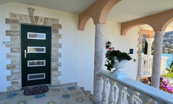 Grebastica Apartment | Holiday apartment with a roofed terrace