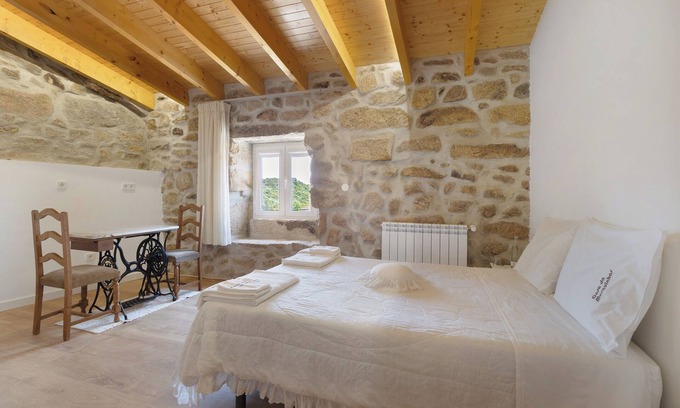 Valpacos Apartment | Holiday Bedroom 'Suite Espaçosa Quadrupla Talefe' with Mountain View, Wi-Fi and Air Conditioning